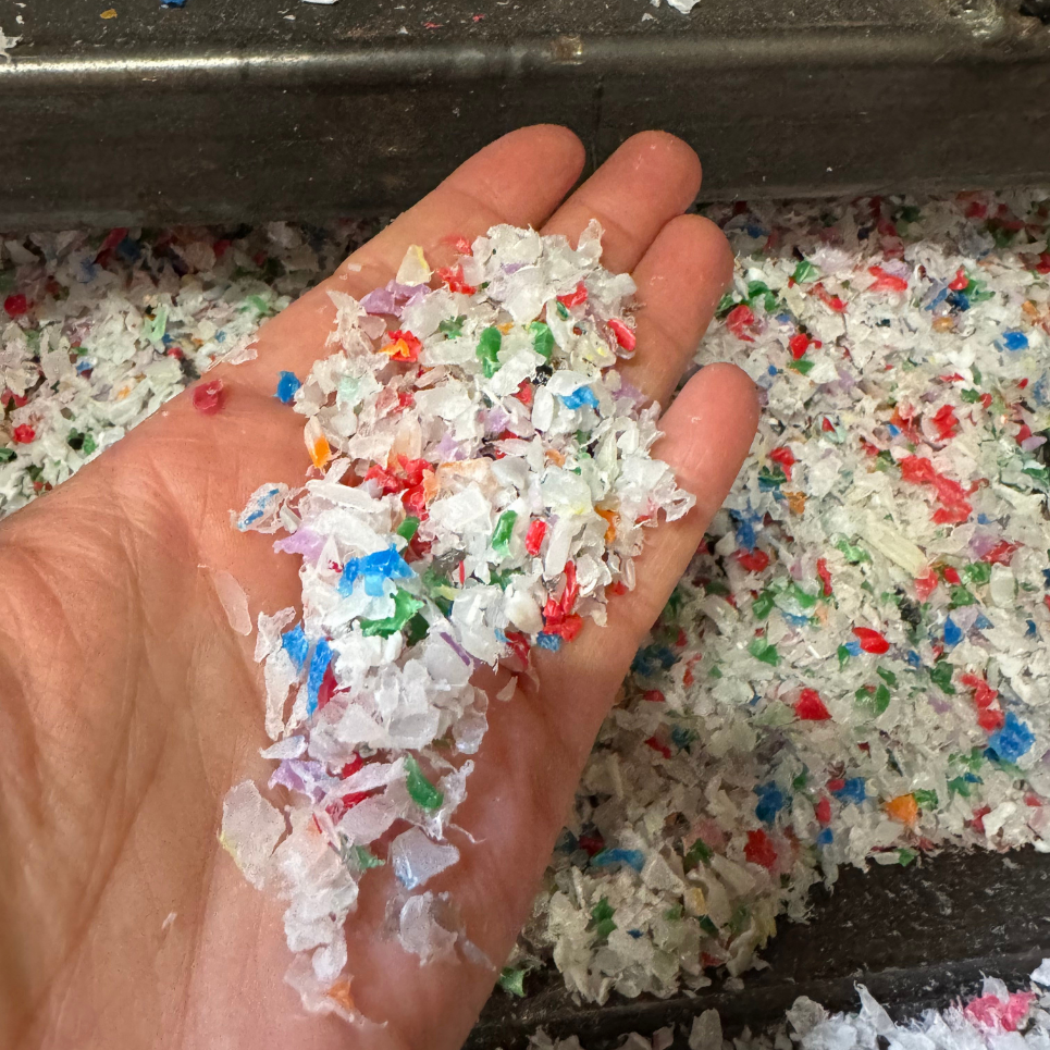 Sortér endnu mere – blød plast for sig selv. En håndfuld plastikgranulat i forskellige farver