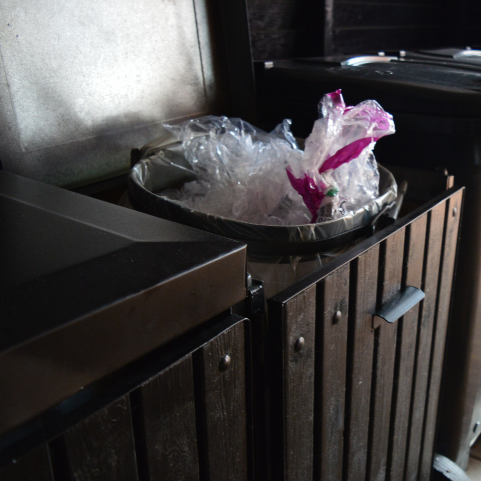 Sortér endnu mere – blød plast for sig selv. I et sort affaldsstativ med åbent låg, er der sat en sæk i, som er fyldt med blød plastik.
