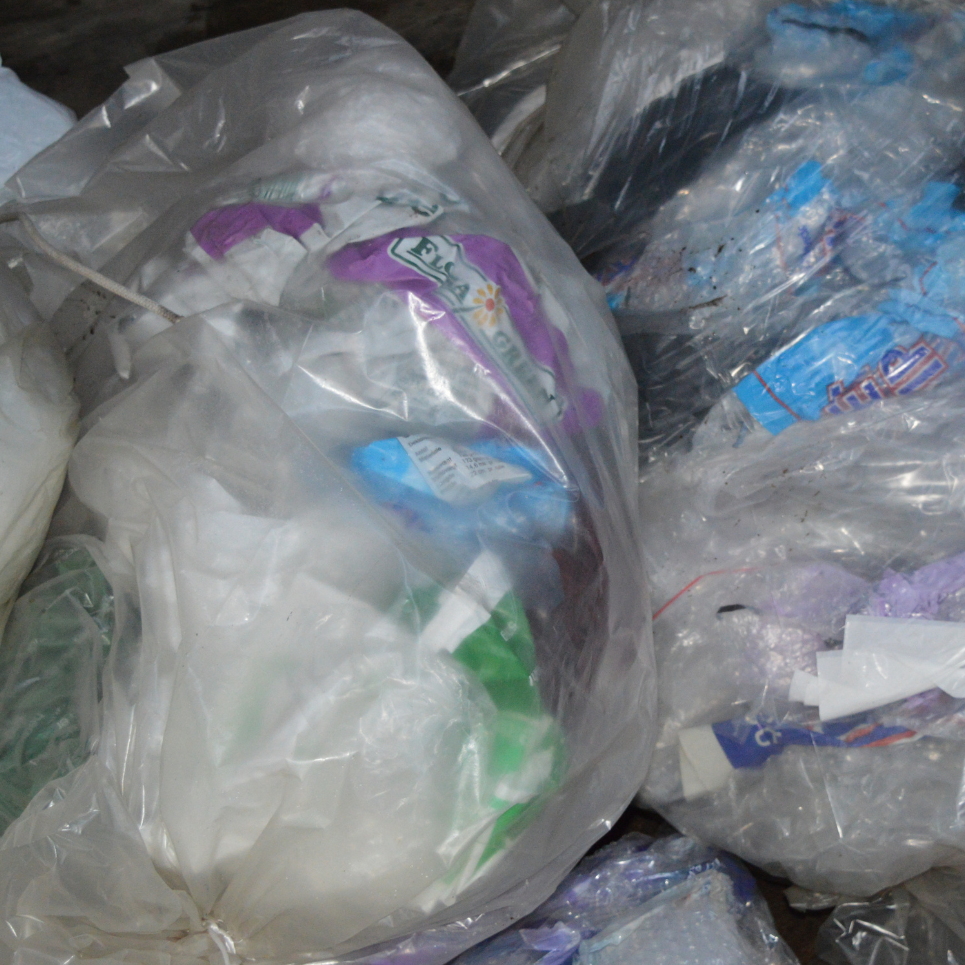 Sortér endnu mere – blød plast for sig selv. Klare affaldssække fyldt med blød plastik