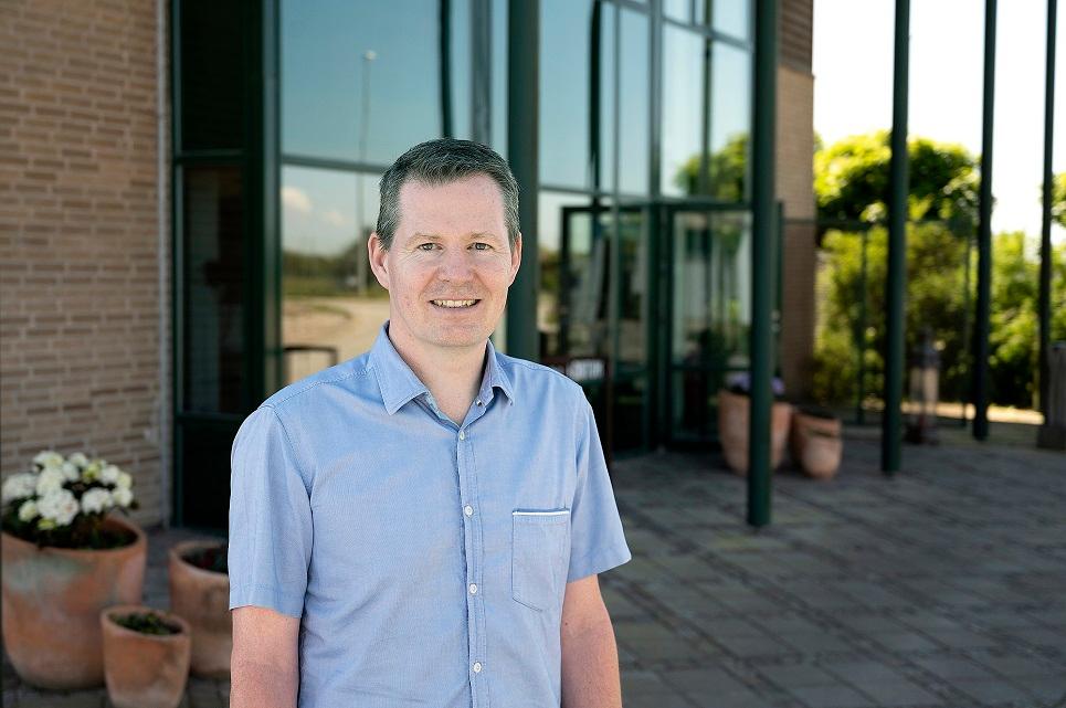 Direktør Morten Aaby Nielsen Direktør for Vesthimmerlands Forsyning. I baggrunden ses administrationsbygningen.