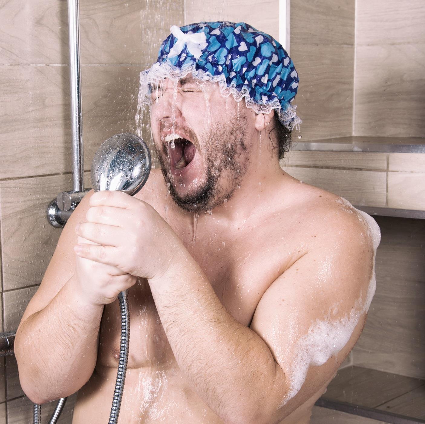 mand synger i brusebadet