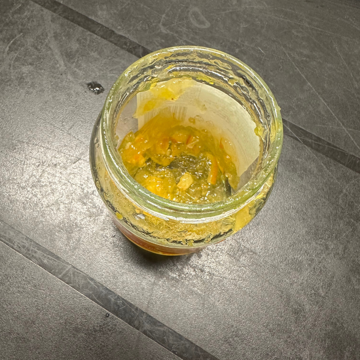 et konservesglas med appelsinmarmelade