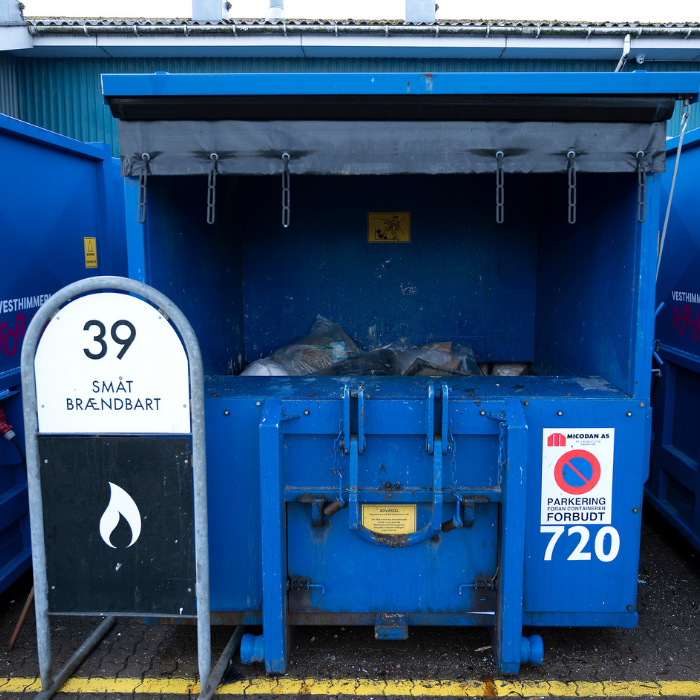 en blå affaldscontainer til småt brændbart